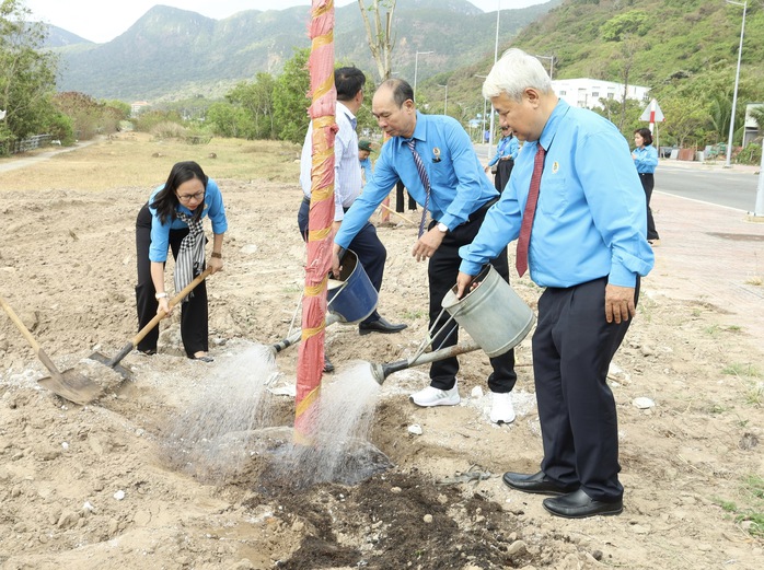 LĐLĐ TPHCM kết nạp 32 c&ocirc;ng nh&acirc;n, lao động ưu t&uacute; v&agrave;o Đảng tại Đặc khu C&ocirc;n Đảo - Ảnh 8.