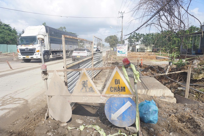 Hạ tầng giao th&ocirc;ng &igrave; ạch, người d&acirc;n miền Trung g&aacute;nh hệ lụy - Ảnh 1.