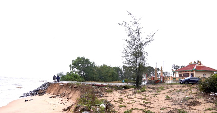 Đền Ngư &Ocirc;ng ch&ecirc;nh v&ecirc;nh trước s&oacute;ng dữ - Ảnh 1.