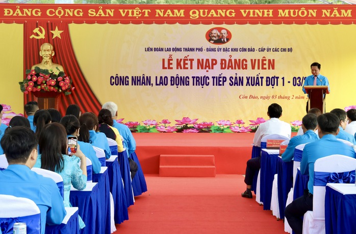 LĐLĐ TPHCM kết nạp 32 c&ocirc;ng nh&acirc;n, lao động ưu t&uacute; v&agrave;o Đảng tại Đặc khu C&ocirc;n Đảo - Ảnh 1.