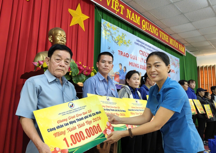 Hàng trăm phần quà Tết nghĩa tình đến với công nhân lao động - Ảnh 3.