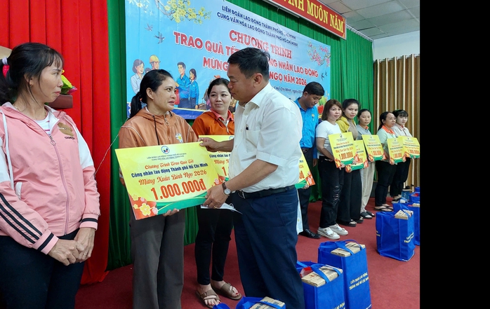 Hàng trăm phần quà Tết nghĩa tình đến với công nhân lao động - Ảnh 2.