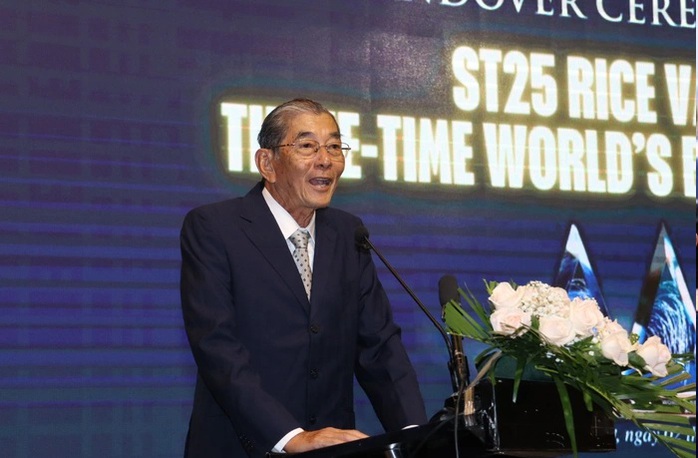 WATCH: The Rice Trader CEO travels to Vietnam to present trophy to ST25 rice "father" - Ảnh 2.