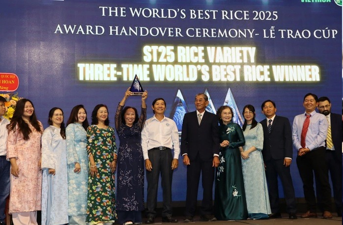 WATCH: The Rice Trader CEO travels to Vietnam to present trophy to ST25 rice "father" - Ảnh 4.