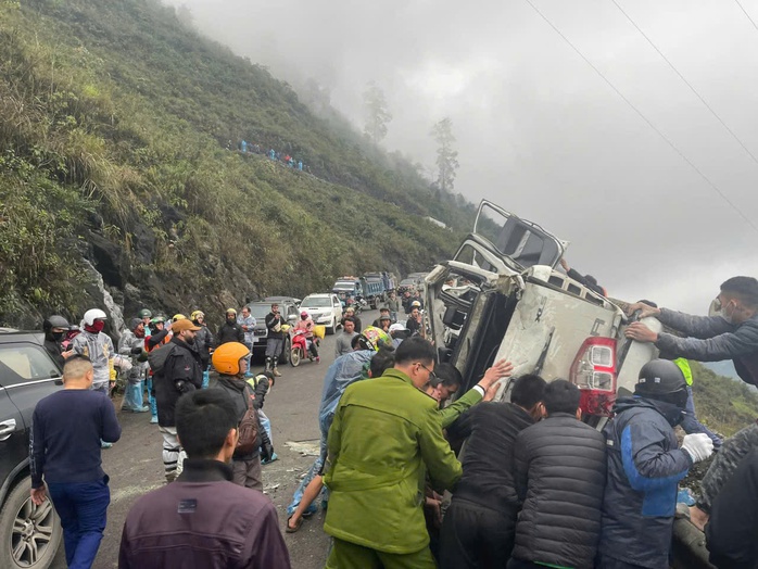 Xe &ocirc; t&ocirc; b&aacute;n tải gặp nạn dập n&aacute;t, 3 người bị thương - Ảnh 1.