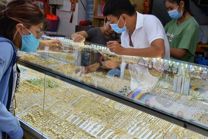 Gi&aacute; v&agrave;ng h&ocirc;m nay 4-2: Bật tăng mạnh trở lại - Ảnh 1.