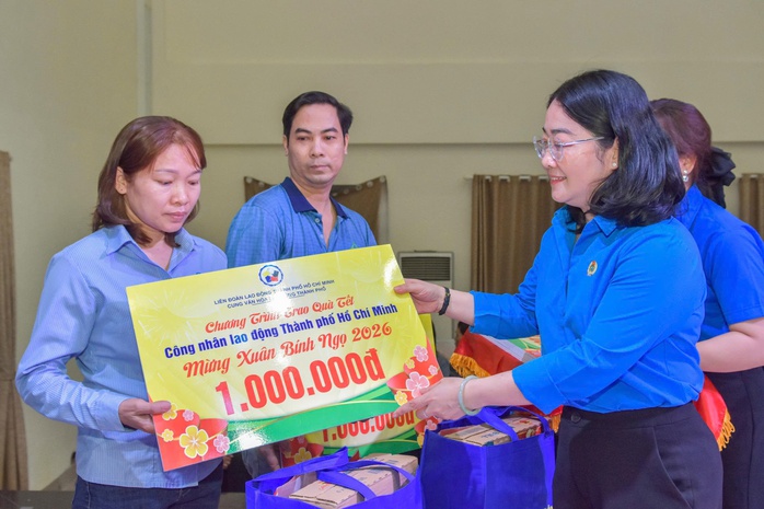 Hàng trăm phần quà Tết nghĩa tình đến với công nhân lao động - Ảnh 5.