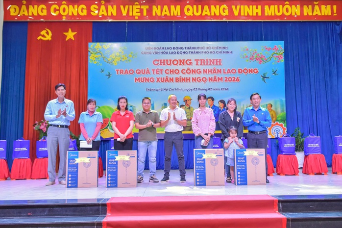 Hàng trăm phần quà Tết nghĩa tình đến với công nhân lao động - Ảnh 4.