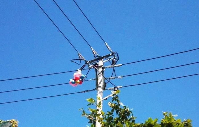 B&oacute;ng bay, c&aacute;nh diều: Nỗi lo an to&agrave;n điện ng&agrave;y Tết - Ảnh 2.