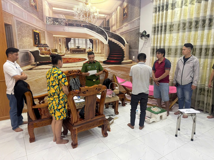 H&igrave;nh ảnh trinh s&aacute;t C&ocirc;ng an TPHCM ập v&agrave;o x&agrave;o huyệt của đầu nậu ma tu&yacute; - Ảnh 5.