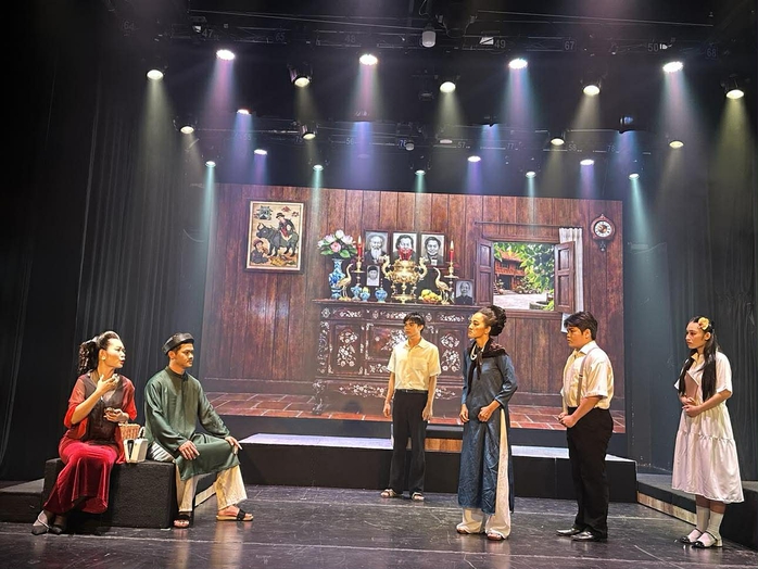 NSƯT Vũ Xuân Trang tạo cơ hội cho diễn viên trẻ tỏa sáng trong kịch sử Việt và văn học - Ảnh 4.