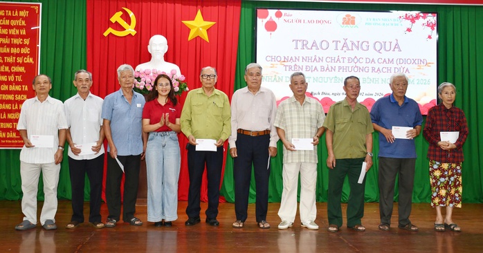 Qu&agrave; Tết nạn nh&acirc;n chất độc da cam tại phường Rạch Dừa mang niềm vui xu&acirc;n 2026 - Ảnh 1.