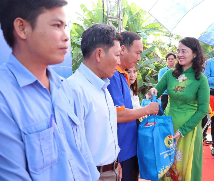 LĐLĐ TP Cần Thơ tặng 20.000 suất qu&agrave; Tết đến đo&agrave;n vi&ecirc;n, người lao động - Ảnh 4.