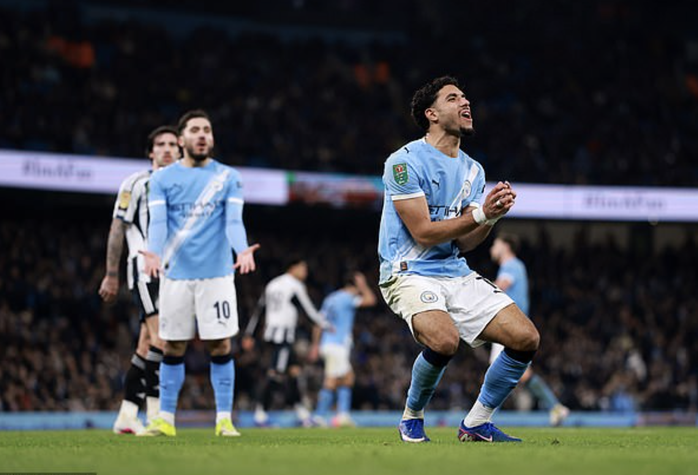 Biến Newcastle th&agrave;nh cựu vương, Man City gi&agrave;nh v&eacute; tranh chung kết League Cup - Ảnh 3.