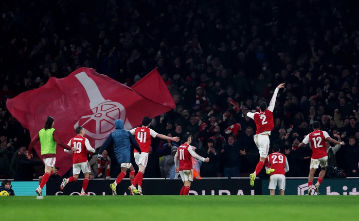 Chelsea b&agrave;y &ldquo;mưu lạ&rdquo; h&oacute;a giải b&oacute;ng chết của Arsenal - Ảnh 1.