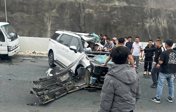 Tai nạn nghi&ecirc;m trọng tr&ecirc;n cao tốc M&oacute;ng C&aacute;i Hải Ph&ograve;ng , t&agrave;i xế &ocirc; t&ocirc; may mắn sống s&oacute;t - Ảnh 2.