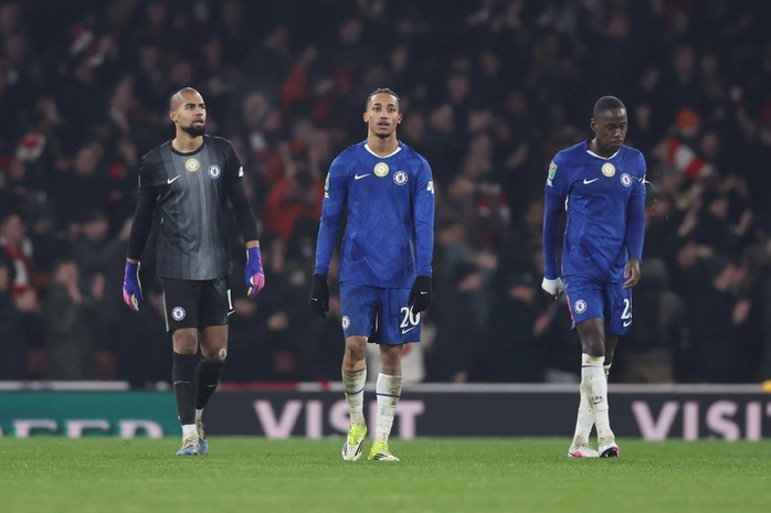 &ldquo;Bu&ocirc;ng xu&ocirc;i&rdquo; trước Arsenal, HLV Chelsea bị chỉ tr&iacute;ch dữ dội - Ảnh 1.