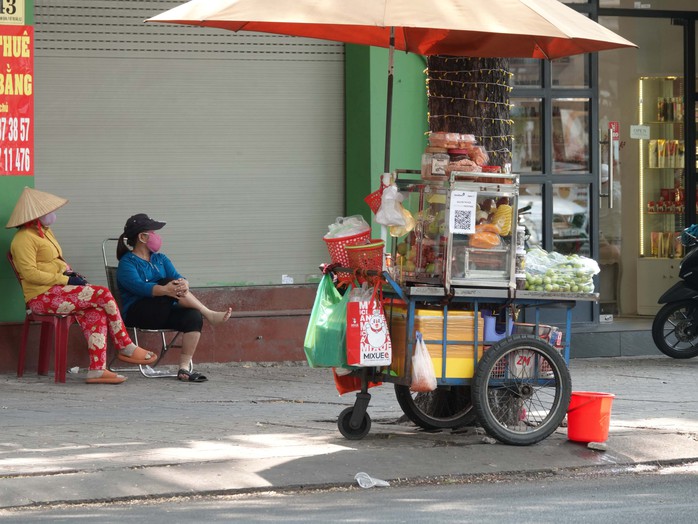 Vỉa h&egrave;, h&agrave;ng rong v&agrave; sinh kế - Ảnh 1.