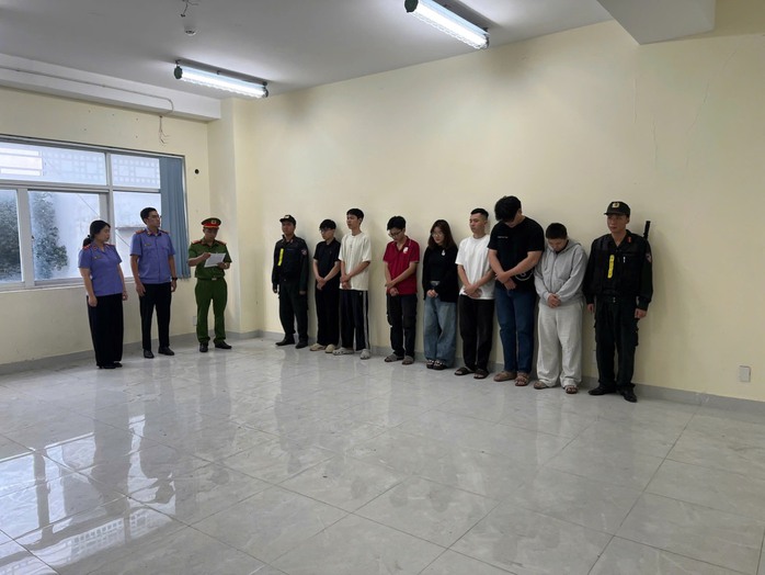 Kiểm tra cửa h&agrave;ng tại phường Cầu &Ocirc;ng L&atilde;nh, C&ocirc;ng an TPHCM bắt 7 người - Ảnh 1.