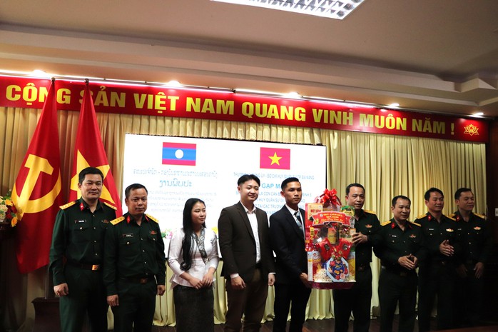 Bộ Chỉ huy Qu&acirc;n sự TP Đ&agrave; Nẵng tặng qu&agrave; cho sinh vi&ecirc;n L&agrave;o - Ảnh 4.