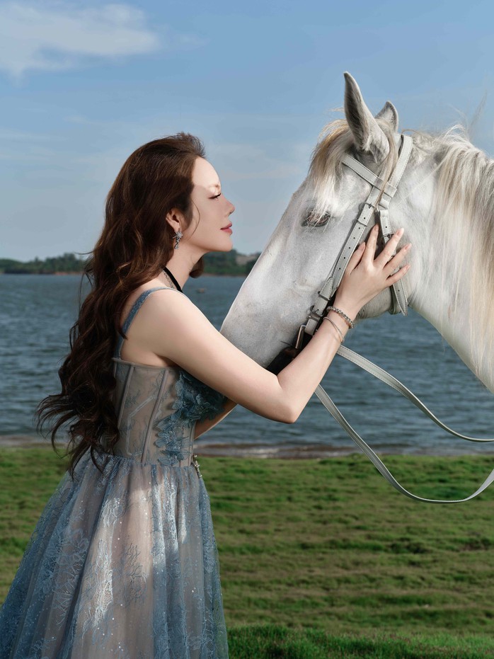 Lý Nhã Kỳ đón Tết Bính Ngọ theo cách riêng - Ảnh 2.