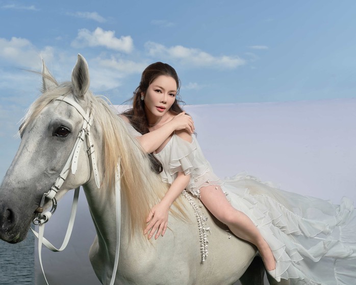 Lý Nhã Kỳ đón Tết Bính Ngọ theo cách riêng - Ảnh 1.