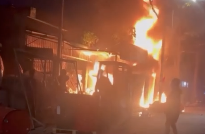 Ch&aacute;y nh&agrave; d&acirc;n ở TPHCM l&uacute;c rạng s&aacute;ng, nguy&ecirc;n nh&acirc;n đang điều tra - Ảnh 1.