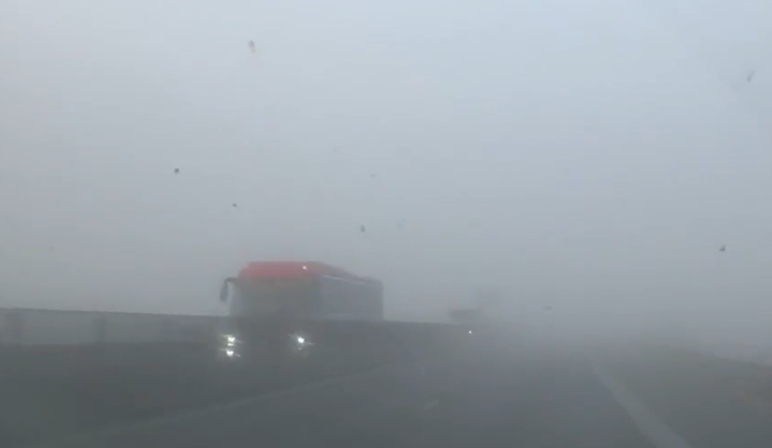 Sương m&ugrave; dạy đặc, tạm cấm lưu th&ocirc;ng một số đoạn cao tốc qua Thanh H&oacute;a - Ninh B&igrave;nh - Ảnh 1.