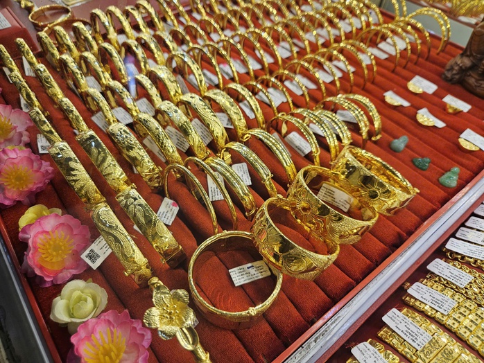 Gi&aacute; v&agrave;ng SJC giảm mạnh , cao hơn gi&aacute; thế giới gần 20 triệu đồng - Ảnh 2.