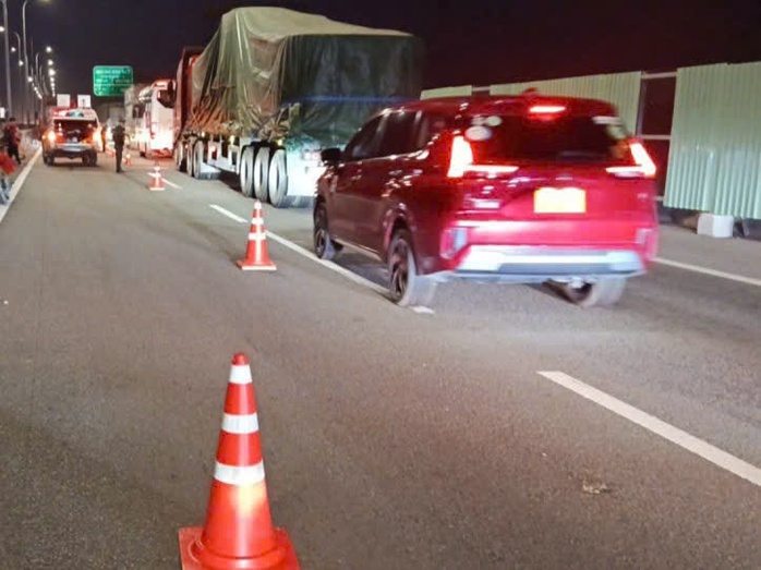 Clip va chạm t&oacute;e lửa tr&ecirc;n cao tốc TPHCM - Long Th&agrave;nh, 1 t&agrave;i xế tử vong - Ảnh 1.