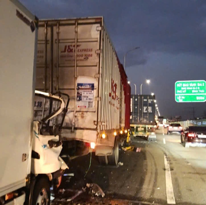Clip va chạm t&oacute;e lửa tr&ecirc;n cao tốc TPHCM - Long Th&agrave;nh, 1 t&agrave;i xế tử vong - Ảnh 2.