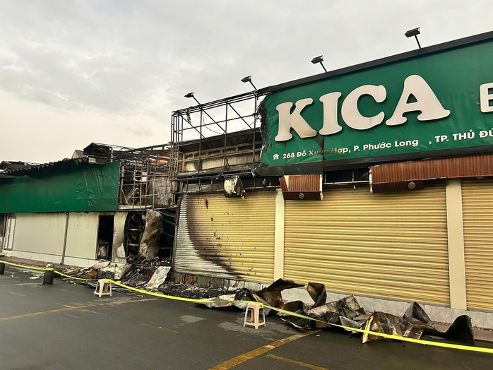 Cháy tiệm bánh ngọt ở đường Đỗ Xuân Hợp , TPHCM gây thiệt hại lớn - Ảnh 1. Cháy tiệm bánh ngọt ở đường Đỗ Xuân Hợp , TPHCM gây thiệt hại lớn - Ảnh 1.