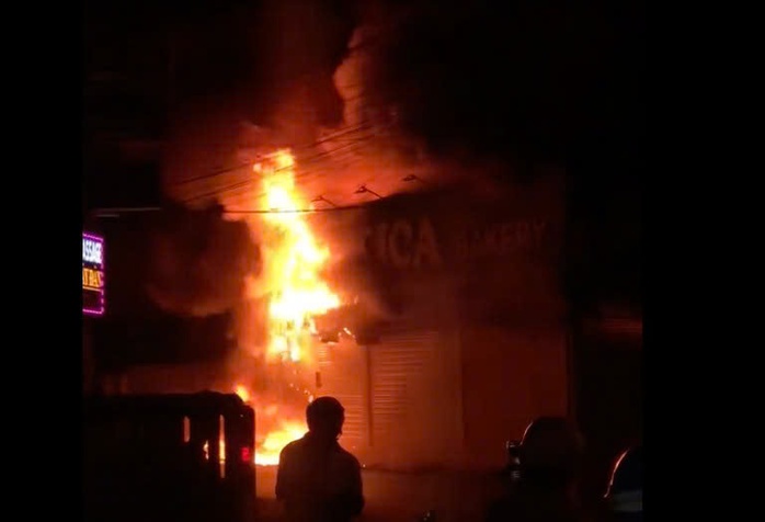 Cháy tiệm bánh ngọt ở TPHCM lúc rạng sáng - Ảnh 1.