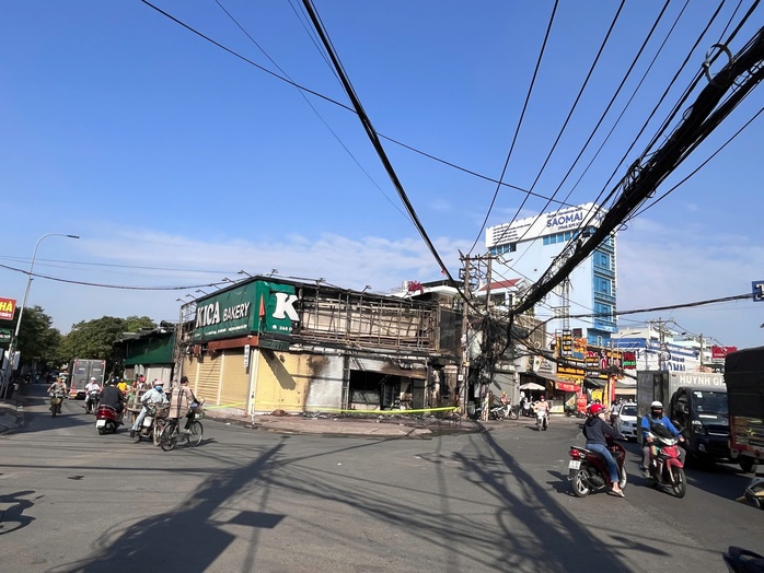 Cháy dữ dội tiệm bánh ngọt ở TPHCM lúc rạng sáng - Ảnh 3.