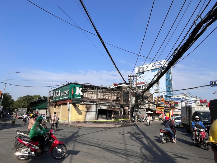 Cháy dữ dội tiệm bánh ngọt ở TPHCM lúc rạng sáng - Ảnh 4.