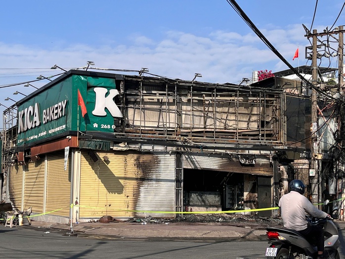Cháy dữ dội tiệm bánh ngọt ở TPHCM lúc rạng sáng - Ảnh 2.