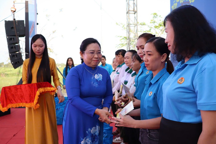 LĐLĐ TP Cần Thơ tặng 20.000 suất qu&agrave; Tết đến đo&agrave;n vi&ecirc;n, người lao động - Ảnh 2.