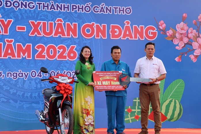 LĐLĐ TP Cần Thơ tặng 20.000 suất qu&agrave; Tết đến đo&agrave;n vi&ecirc;n, người lao động - Ảnh 5.