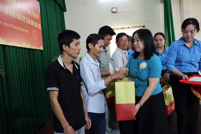 LĐLĐ TP Cần Thơ tặng 20.000 suất qu&agrave; Tết đến đo&agrave;n vi&ecirc;n, người lao động - Ảnh 10.