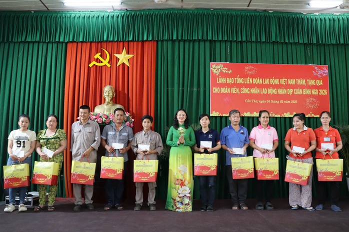 LĐLĐ TP Cần Thơ tặng 20.000 suất qu&agrave; Tết đến đo&agrave;n vi&ecirc;n, người lao động - Ảnh 11.