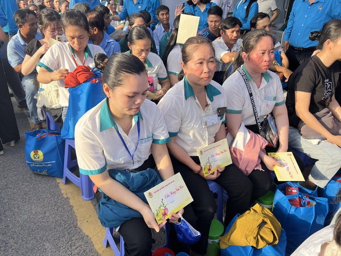 LĐLĐ TP Cần Thơ tặng 20.000 suất qu&agrave; Tết đến đo&agrave;n vi&ecirc;n, người lao động - Ảnh 6.