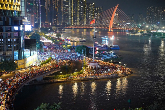 NHỮNG ĐIỂM ĐẾN VANG B&Oacute;NG MỘT THỜI: Bến Bạch Đằng chuyển m&igrave;nh s&aacute;ng rực - Ảnh 1.