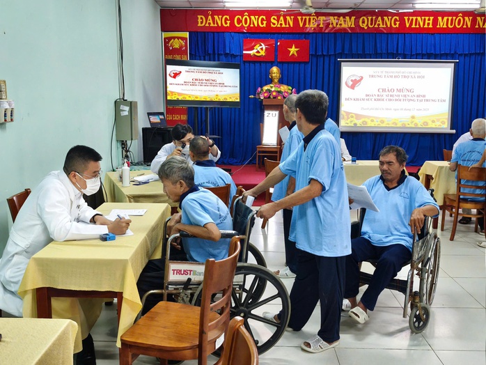 B&aacute;c sĩ đến b&ecirc;n người yếu thế - Ảnh 2.