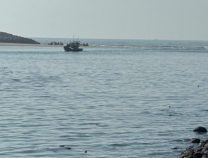 Nạo v&eacute;t cửa biển La Gi sau h&agrave;ng loạt sự cố ghe thuyền mắc cạn - Ảnh 1.