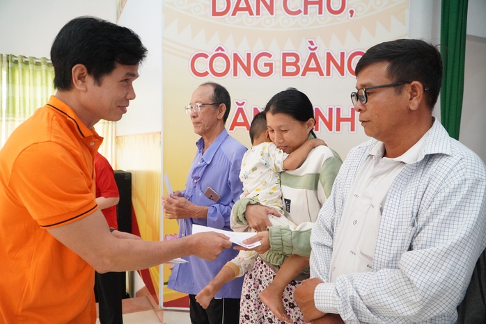 B&aacute;o Người Lao Động trao 114 suất qu&agrave; Tết đến nạn nh&acirc;n chất độc da cam 2 x&atilde; B&igrave;nh Kh&aacute;nh v&agrave; Cần Giờ - Ảnh 2.