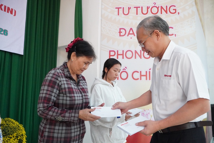 B&aacute;o Người Lao Động trao 114 suất qu&agrave; Tết đến nạn nh&acirc;n chất độc da cam 2 x&atilde; B&igrave;nh Kh&aacute;nh v&agrave; Cần Giờ - Ảnh 3.