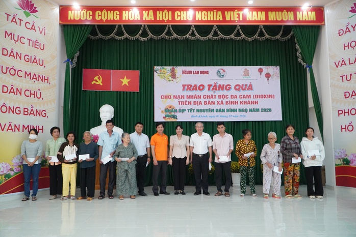 B&aacute;o Người Lao Động trao 114 suất qu&agrave; Tết đến nạn nh&acirc;n chất độc da cam 2 x&atilde; B&igrave;nh Kh&aacute;nh v&agrave; Cần Giờ - Ảnh 1.