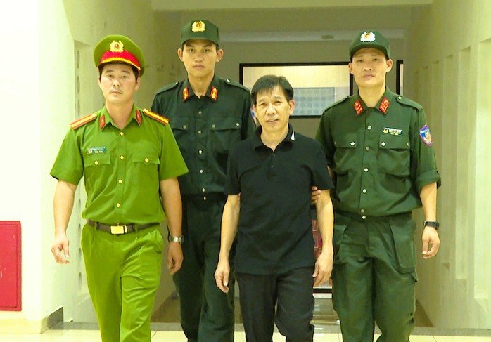 M&ocirc;i giới hối lộ, tr&ugrave;m giang hồ Mạnh "gỗ" nhận 3,092 tỉ đồng, đưa kiểm l&acirc;m 36,5 triệu đồng - Ảnh 2.