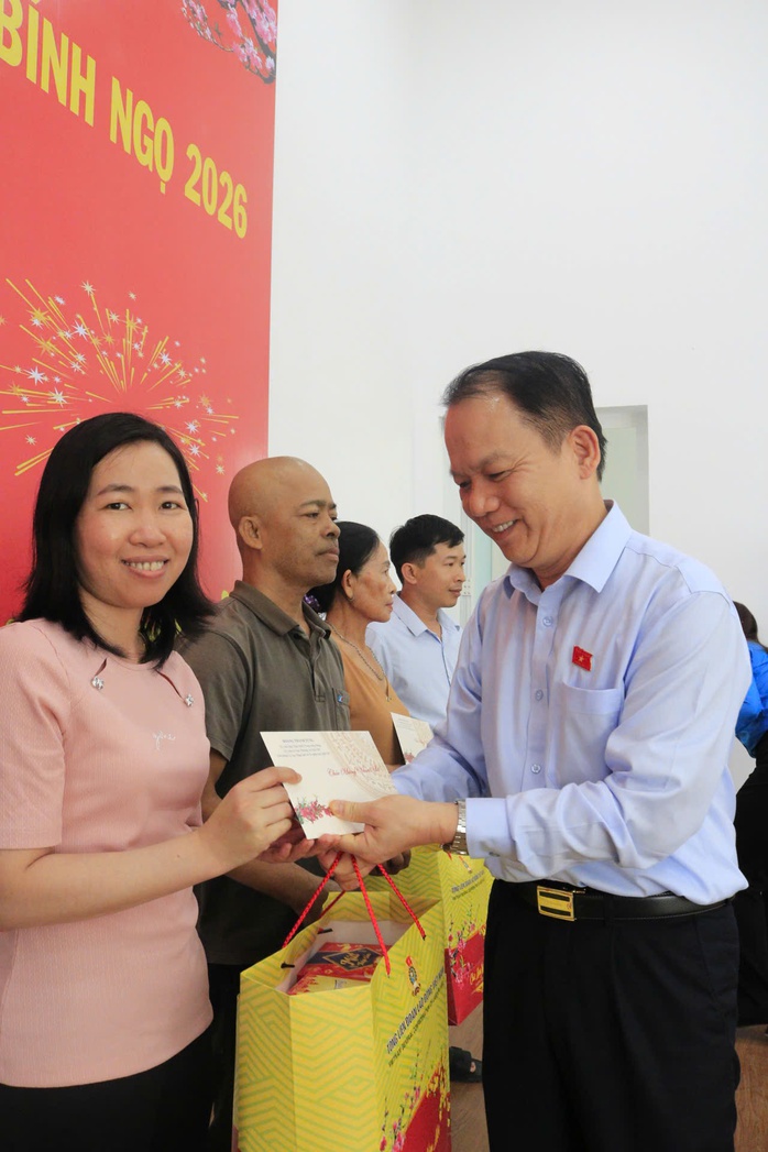 C&ocirc;ng nh&acirc;n tại Cần Thơ nhận qu&agrave; Tết, th&ecirc;m động lực bước v&agrave;o năm mới - Ảnh 1.