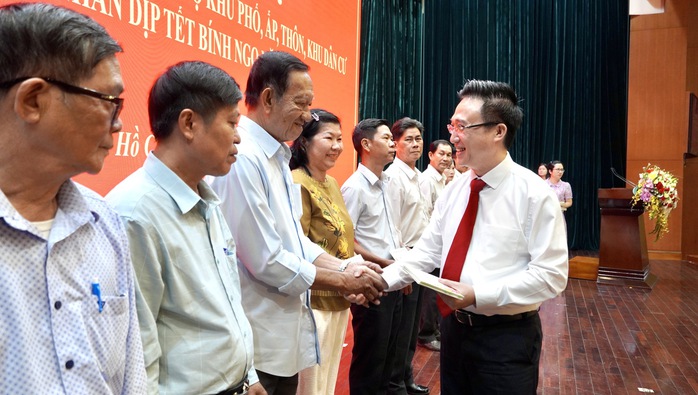 Qu&agrave; Tết th&agrave;nh ủy TPHCM trao đến b&iacute; thư chi bộ khu phố , ấp , th&ocirc;n kh&oacute; khăn 2026 - Ảnh 1.